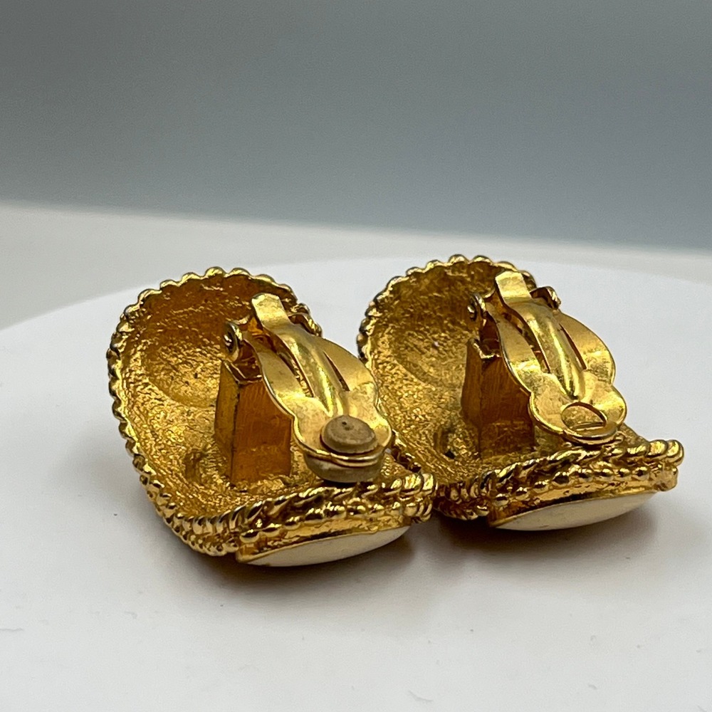 Vintage Gold Tone Black & Cream Cabochon Clip-On Earrings Textured Statement - Picture 7 of 8